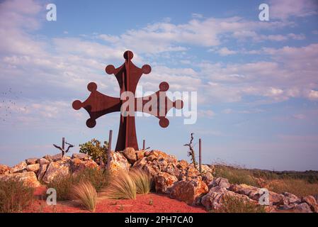 Ein okzitanisches Kreuz in einem Kreisverkehr in der Nähe der Stadt Narbonne. Dieses Symbol der heutigen Region Okzitanien in Südfrankreich war einst ein Zeichen des Katharismus. Stockfoto