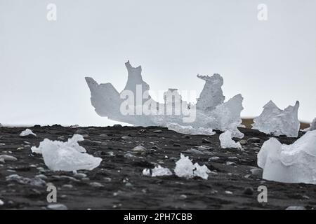 Eisberge an der Küste nahe dem Gletschersee Jokulsarlon in Island Stockfoto