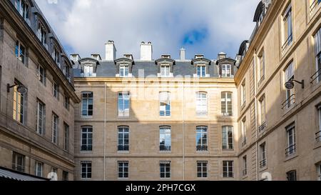 Paris, wunderschönes Gebäude im Marais, Place de Valois, altes Herrenhaus Stockfoto