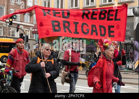 Rote Rebellenbrigade Demonstranten und Ausrottung Rebellion marschiert durch die Straßen von Kopenhagen, Dänemark, 25. März 2023 Stockfoto