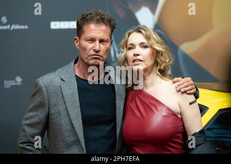 Köln, Deutschland. 26. März 2023. Til SCHWEIGER, Schauspielerin, Tina RULAND, Schauspielerin, roter Teppich, Red Carpet Show, Ankunft, Ankunft, Filmpremiere Manta Manta am 27. März 2023 in Köln, Guthaben: dpa/Alamy Live News Stockfoto