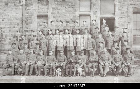 Edwardianische Offiziere und leitende, nicht kommissionierte Offiziere des Königs (Royal Lancaster Regiment). Stockfoto