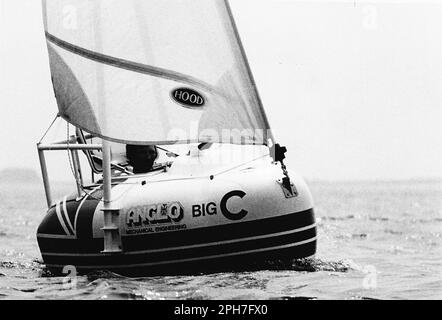 FOTOS VON AJAX NEWS. 1983. SOUTHAMPTON, ENGLAND. DAS KLEINSTE BOOT ÜBER DEN ATLANTIK, TOM MCNALLYS YACHT BIG-C, NUR 6FT 10INS METER GROSS. LONG (2,04M), DEN ER MITHILFE EINER WOHLTÄTIGEN ORGANISATION VON ST.JOHN'S NEWFOUNDLAND NACH GROSSBRITANNIEN SEGELN WOLLTE. FOTO: JONATHAN EASTLAND/AJAX REF:MX340 220605 114 Stockfoto