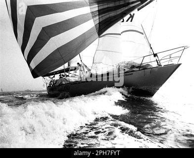 AJAXNETPHOTO. 28TH. SEPTEMBER 1985. SOLENT, ENGLAND. WHITBREAD ROUND WORLD RACE - START - LION NEUSEELAND (NEUSEELAND), DER VON PETER BLAKE ZU BEGINN DER ERSTEN ETAPPE DES 27.000-MEILEN-RENNENS IN RICHTUNG NADELN GESPRUNGEN IST. FOTO: JONATHAN EASTLAND/AJAX REF:MX340 222904 3 Stockfoto