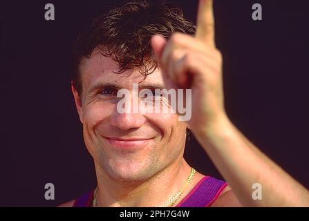 Sergey Bubka (URS) bei einem Fotoshooting für Nike International Athletics im Olympiastadion, Estadi Olímpic Lluís Companys, Barcelona, Spanien 1991 Stockfoto