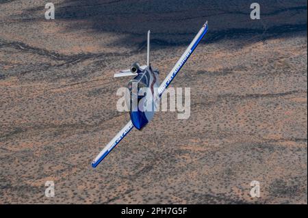 Ein modifizierter SubSonex Jet fliegt über Süd-Arizona, 23. März 2023. Der Mini-Jet ist ein voll-Aerobatikflugzeug mit einem Gewicht von 500 lbs und einer Geschwindigkeit von bis zu 300 mph. (USA Air Force Foto von Staff Sgt. Kristine Legate) Stockfoto