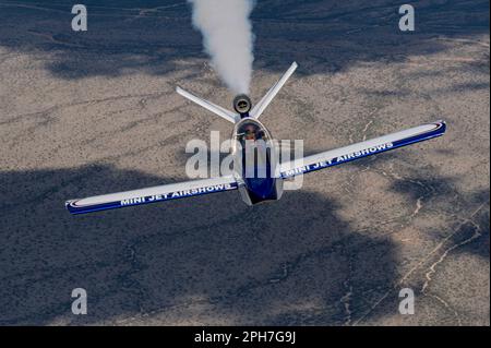 Ein modifizierter SubSonex Jet fliegt über Süd-Arizona, 23. März 2023. Der Mini-Jet ist ein voll-Aerobatikflugzeug mit einem Gewicht von 500 lbs und einer Geschwindigkeit von bis zu 300 mph. (USA Air Force Foto von Staff Sgt. Kristine Legate) Stockfoto