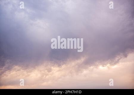 Violette Wolke mit pinkfarbenem, orangefarbenem Verlauf bei Sonnenuntergang am Himmel. Abstrakter Sonnenaufgang in Pastellfarben im Hintergrund. Speicherplatz kopieren Stockfoto