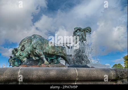 Kopenhagen, Dänemark - 13. September 2010: Gefion-Brunnen aus grüner Bronze, östliche Flanke unter blauer Wolke. Stockfoto