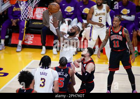 Los Angeles, Kalifornien, USA. 26. März 2023. Los Angeles Lakers Forward LeBron James (6) schießt während eines NBA-Basketballspiels in der Crypto.com Arena am Sonntag, den 26. März 2023, in Los Angeles gegen die Chicago Bulls. (Kreditbild: © Ringo Chiu/ZUMA Press Wire) NUR REDAKTIONELLE VERWENDUNG! Nicht für den kommerziellen GEBRAUCH! Kredit: ZUMA Press, Inc./Alamy Live News Stockfoto