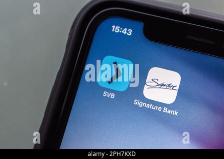 Vancouver, KANADA - März 20 2023 : Symbole einer SVB (Silicon Valley Bank) und einer Signature Bank auf einem iPhone-Bildschirm. Stockfoto
