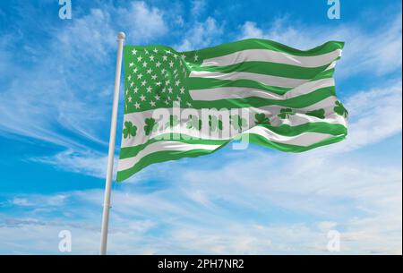 US Grüne Flagge. Die Flagge der USA in den Farben von St. Patricks Tag winkt im Wind am bewölkten Himmel. 3D Abbildung Stockfoto