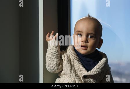 Porträt eines kleinen Jungen mit Strickpullover und Kopierbereich Stockfoto