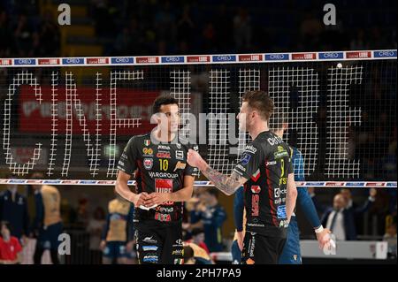 Civitanova Marche, Italien. 26. März 2023. Barthelemy Chinenyeze #10 (Cucine Lube Civitanova) und Ivan Zaytsev #9 (Cucine Lube Civitanova) während des Spiels - Cucine Lube Civitanova vs WithU Verona, Volleyball Italian Serie A Men SuperLeague Championship in Civitanova Marche, Italien, März 26 2023 Kredit: Unabhängige Live Photo Agency/Alamy News Stockfoto