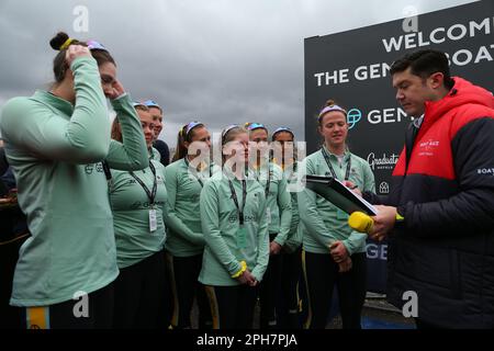 River Thames, London, Großbritannien. 26. März 2023. University Boat Races, Oxford gegen Cambridge; Blondie Crew beim Münzwurf. Kredit: Action Plus Sports/Alamy Live News Stockfoto