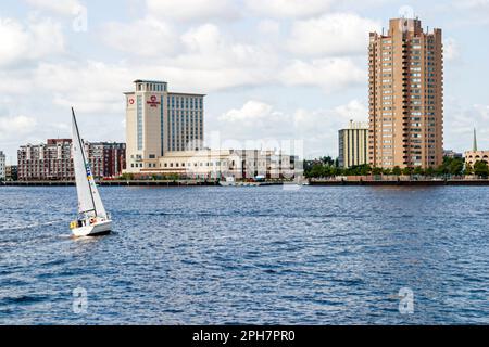 Portsmouth Virginia, Kolonialgeschichte, Elizabeth River Water, Skyline der Stadt, Stadtbild, Innenstadt, Stadtzentrum, Gebäude, Architektur, Architektur, urb Stockfoto