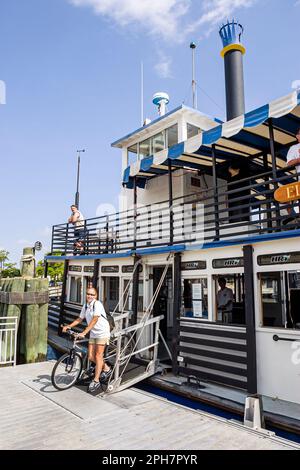 Portsmouth Virginia, koloniale Geschichte, Elizabeth River Water Ferry, Biker Biker Fahrrad Fahrräder, Radfahren Radfahren Reiten Fahrer Radfahren Radfahrer Radfahrer Radfahrer Stockfoto