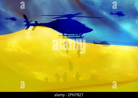 Soldaten landen aus dem Hubschrauber auf dem Schlachtfeld und unter der ukrainischen Flagge, doppelte Exposition Stockfoto