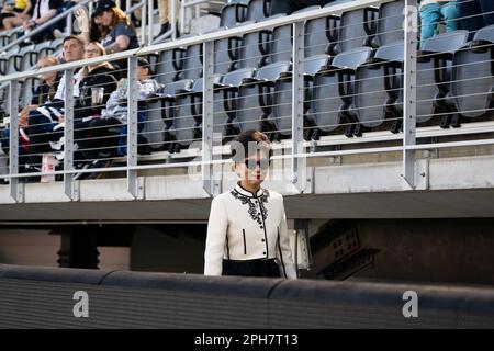Washington, USA. 26. März 2023. Michele Kang, Inhaberin des Washington Spirit, spaziert am Sonntag, den 26. März 2023, vor einem Fußballspiel Washington Spirit gegen OL Reign in der National Women's Soccer League (NWSL) auf dem Audi Field durch die Tribünen. (Graeme Sloan/Sipa USA) Kredit: SIPA USA/Alamy Live News Stockfoto