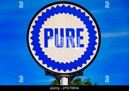 Vor der Handelskammer von Lucedale steht am 20. März 2023 in Lucedale, Mississippi, ein „Vintage Pure Oil“-Schild. Stockfoto