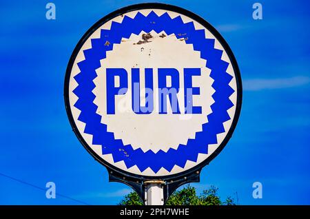 Vor der Handelskammer von Lucedale steht am 20. März 2023 in Lucedale, Mississippi, ein „Vintage Pure Oil“-Schild. Stockfoto