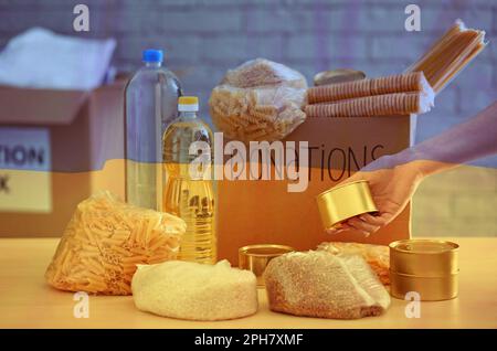 Doppelexposition von Freiwilligen, die Lebensmittel für Spendenboxen sammeln, und ukrainische Flagge. Hilfe während des Krieges Stockfoto