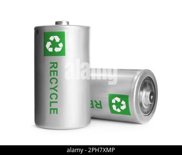 Batterien mit Recycling-Symbolen auf weißem Hintergrund Stockfoto