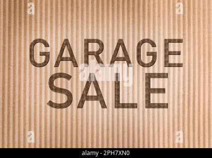 Words Garage Sale auf Wellpappe, Draufsicht Stockfoto