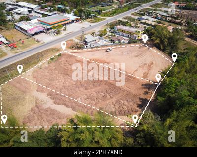 Ungenutzte Landbewirtschaftung Bodenrückgewinnung für Grundstück für das Bauhaus Luftaufnahme, Landpins für Wohnungsunterteilung Wohnbauprojekte Stockfoto