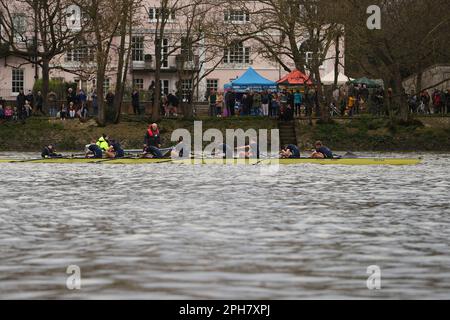 River Thames, London, Großbritannien. 26. März 2023. University Boat Races, Oxford gegen Cambridge; Eine enttäuschte Isis-Crew nach ihrer Niederlage im Isis-Goldie-Rennen. Kredit: Action Plus Sports/Alamy Live News Stockfoto