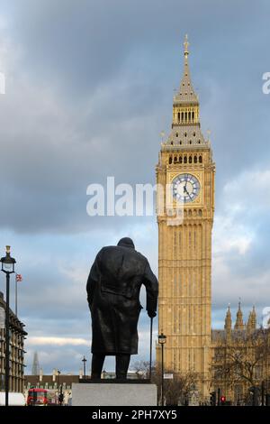 London, Großbritannien - 27. Februar 2023; Statue von Sir Winston Churchill scheint sich auf den Elizabeth Tower von Big Ben im Zentrum von London zu stützen Stockfoto
