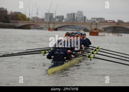 River Thames, London, Großbritannien. 26. März 2023. University Boat Races, Oxford gegen Cambridge; Isis Boot wird ins Wasser gebracht. Bug: Colson Andrews, 2: Andrew Wakefield, 3: Thomas Rigney, 4: Saxon Stacey, 5: Anthony Kenny, 6: Peter Denton, 7: Harry Amad, Stroke: Jan Ole Ernst, Cox: Louis Corrigan Credit: Action Plus Sports/Alamy Live News Stockfoto