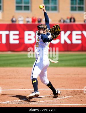 Columbus, Ohio, USA. 26. März 2023. Michigan Wolverines Pitcher Lauren Derkowski (18) tritt gegen die Ohio State Buckeyes in ihrem Spiel in Columbus, Ohio. Brent Clark/CSM/Alamy Live News Stockfoto