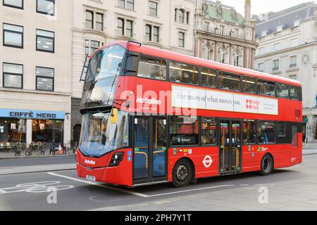 London, Großbritannien - 27. Februar 2023; roter Doppeldeckerbus mit offenem Oberdeck, der am Cafe Nero im Zentrum von London vorbeifährt Stockfoto