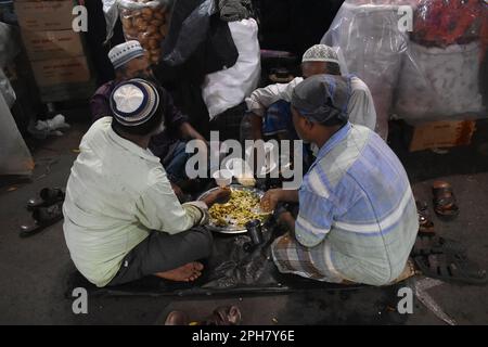 Kalkutta, Westbengalen, Indien. 26. März 2023. Während des heiligen Monats Ramadan in Kalkutta essen Moslems auf der Straße ihre iftar (Break Fast)-Essensseite. (Kreditbild: © Sudipta das/Pacific Press via ZUMA Press Wire) NUR REDAKTIONELLE VERWENDUNG! Nicht für den kommerziellen GEBRAUCH! Stockfoto