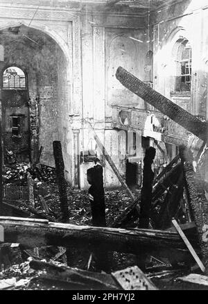 Die alte Aachener Synagoge nach ihrer Zerstörung während der Kristallnacht. Kristallnacht war ein landesweites Pogrom, das am 9. November 1938 von der nazi-Partei organisiert und durchgeführt wurde. Geschäfte und Synagogen wurden zerstört und Menschen gedemütigt und geschlagen, während die Polizei zuschaute oder sogar half. Obwohl die Schäden und die Zahl der Angreifer recht gering waren, zeigte die Tatsache, dass sie völlig unangefochten waren, den Nazis, dass sie wirklich mit den Juden anfangen konnten, und ist damit einer der wichtigsten Meilensteine auf dem Weg zum Holocaust. Stockfoto