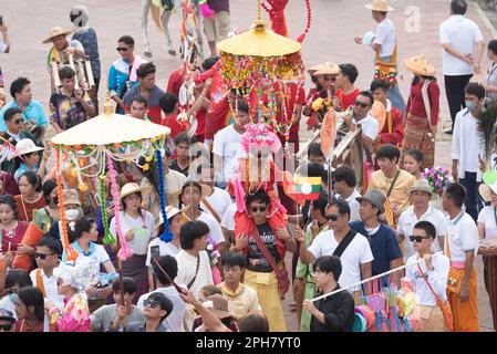 Nonthaburi, Thailand. 26. März 2023. Die Anfängerparade findet im Wat Prasat (Prasat-Tempel) in der Provinz Nonthaburi statt, 20 km nördlich von Bangkok, Thailand, als „poi sang Long“, eine Zeremonie, die von den Tai Yai-Leuten praktiziert wird. Die Jungs tragen am 26. März 2023 aufwendige Kostüme. (Foto von Teera Noisakran/Pacific Press) Kredit: Pacific Press Media Production Corp./Alamy Live News Stockfoto