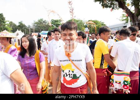 Nonthaburi, Thailand. 26. März 2023. Die Anfängerparade findet im Wat Prasat (Prasat-Tempel) in der Provinz Nonthaburi statt, 20 km nördlich von Bangkok, Thailand, als „poi sang Long“, eine Zeremonie, die von den Tai Yai-Leuten praktiziert wird. Die Jungs tragen am 26. März 2023 aufwendige Kostüme. (Foto von Teera Noisakran/Pacific Press) Kredit: Pacific Press Media Production Corp./Alamy Live News Stockfoto