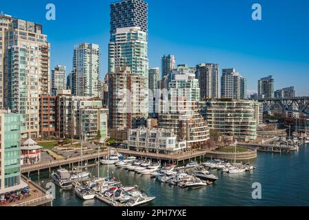 Panoramablick aus der Vogelperspektive auf False Creek in Vancouver an einem sonnigen Tag in Kanada. Boote und Yachten an den Fisherman Wharf Piers in False Creek Marina in der Nähe Stockfoto