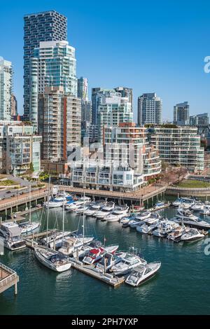 Panoramablick aus der Vogelperspektive auf False Creek in Vancouver an einem sonnigen Tag in Kanada. Boote und Yachten an den Fisherman Wharf Piers in False Creek Marina in der Nähe Stockfoto