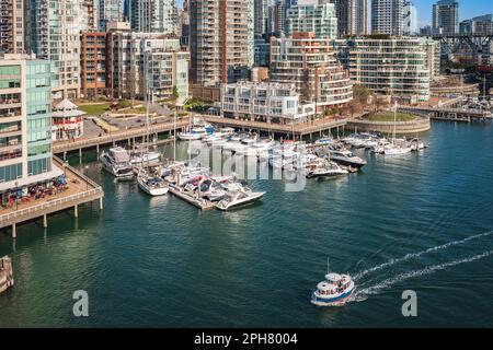 Panoramablick aus der Vogelperspektive auf False Creek in Vancouver an einem sonnigen Tag in Kanada. Boote und Yachten an den Fisherman Wharf Piers in False Creek Marina in der Nähe Stockfoto