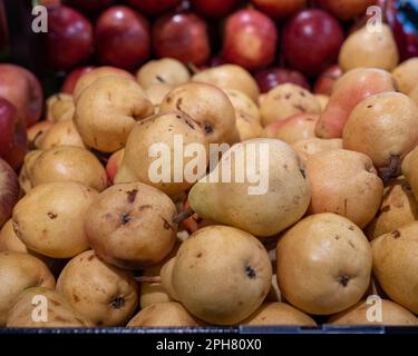 Sehr reife Birnen und Apfel, zum Verkauf in einem Supermarkt Stockfoto