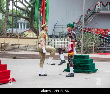 Bangaon, Westbengalen, Indien. 26. März 2023. Verschiedene Momente der gemeinsamen Rückzugszeremonie von BSF und BGB an der Grenze Petrapole-Benapole Indo-Bangla am Unabhängigkeitstag 52. in Bangladesch. (Kreditbild: © Amlan Biswas/Pacific Press via ZUMA Press Wire) NUR REDAKTIONELLE VERWENDUNG! Nicht für den kommerziellen GEBRAUCH! Stockfoto