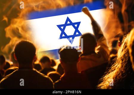 Proteste Israel Tel Aviv. Israelische Flagge. Protest in Israel 2023. Heben Sie die Hand. Verteidigungsminister. Feuer! Unscharf. Stockfoto