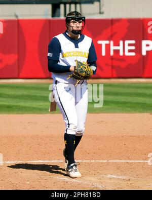 Columbus, Ohio, USA. 26. März 2023. Michigan Wolverines Pitcher Lauren Derkowski (18) tritt gegen die Ohio State Buckeyes in ihrem Spiel in Columbus, Ohio. Brent Clark/CSM/Alamy Live News Stockfoto