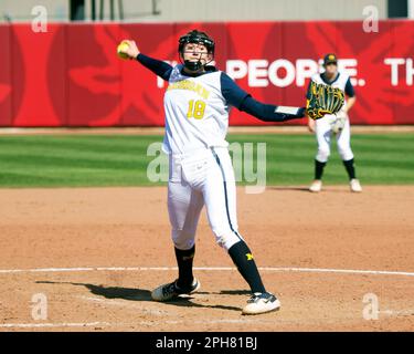 Columbus, Ohio, USA. 26. März 2023. Michigan Wolverines Pitcher Lauren Derkowski (18) tritt gegen die Ohio State Buckeyes in ihrem Spiel in Columbus, Ohio. Brent Clark/CSM/Alamy Live News Stockfoto