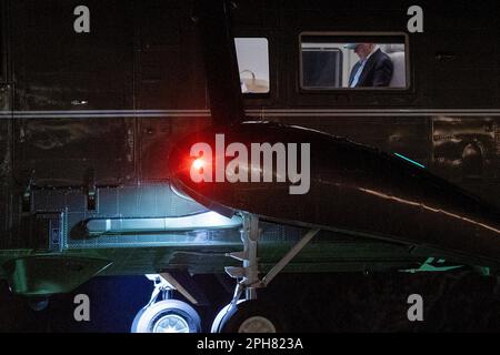 Marine One, mit US-Präsident Joe Biden an Bord, landet auf dem südlichen Rasen des Weißen Hauses in Washington, DC, USA. 26. März 2023. Präsident Biden und First Lady Jill Biden kehrten nach einem Wochenende in Delaware ins White zurück. Kredit: Abaca Press/Alamy Live News Stockfoto