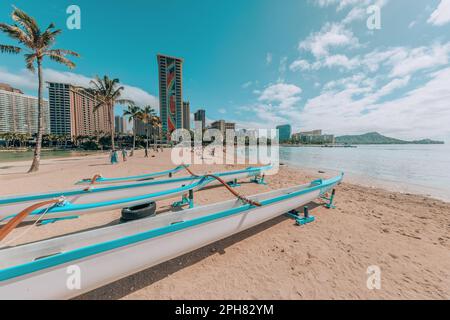 Waikiki Strandlandschaft mit Rennkanufahrten. Honolulu City, Oahu, Hawaii, USA berühmtes Reiseziel für den Sommer Stockfoto