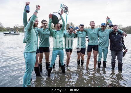 London, Großbritannien. 26. März 2023. Mitglieder der Cambridge Crew feiern nach dem Sieg des Männer-Bootsrennen zwischen der Oxford University und der Cambridge University auf der Themse in London, Großbritannien, am 26. März 2023. Kredit: Stephen Chung/Xinhua/Alamy Live News Stockfoto