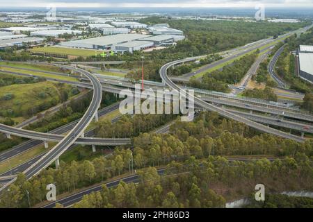 Luftaufnahme der Autobahnkreuzung Light Horse Interchange M4 und M7 am Eastern Creek im Westen von Sydney, Australien. Stockfoto